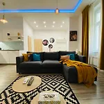 Chic Luxury Studio In Central Budapest - Tropical