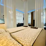 Chic Luxury Studio In Central Budapest - Tropical