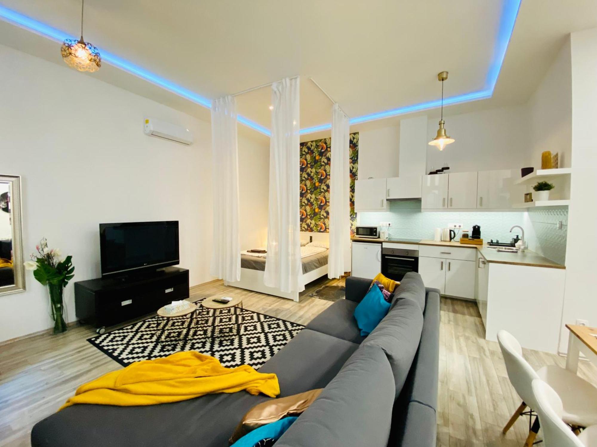 Chic Luxury In - Tropical *