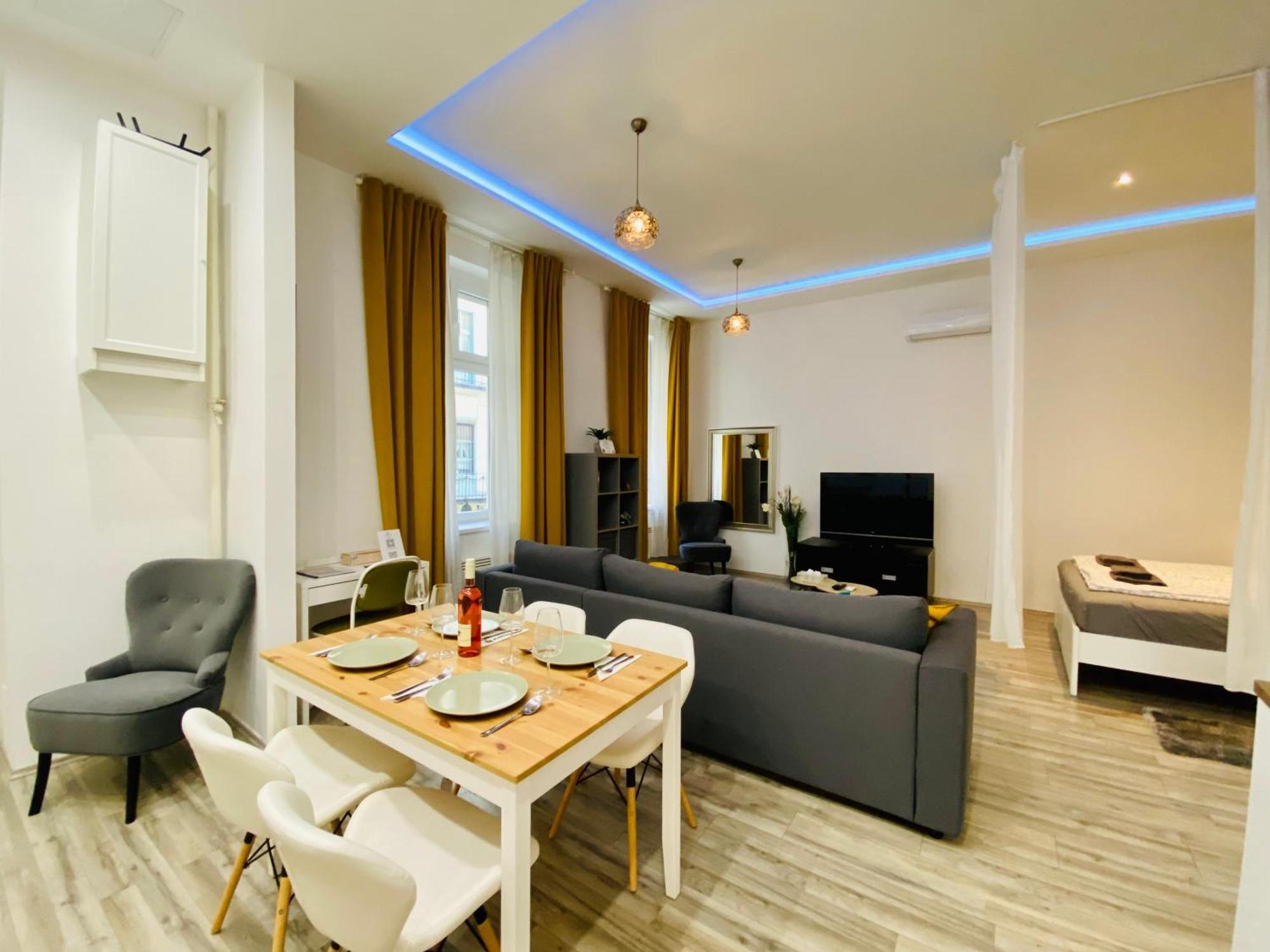 Apartment Chic Luxury In - Tropical