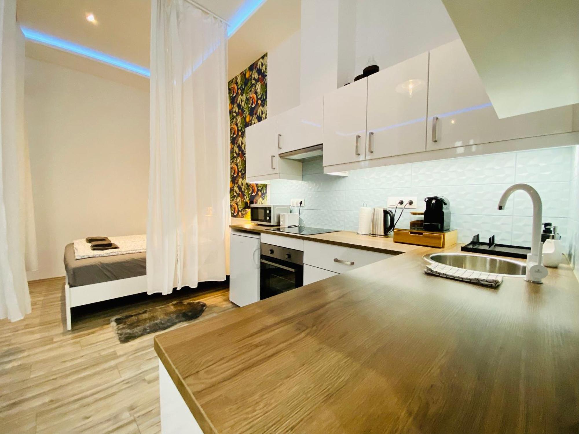 Chic Luxury In - Tropical *