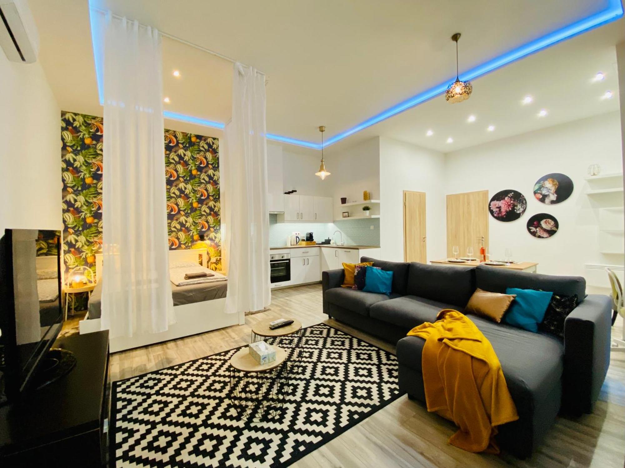 Chic Luxury In - Tropical * Budapest